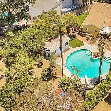 Spacious Home With Garden & Pool